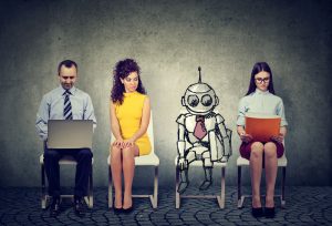 Pessoas aguardando uma seleção de emprego com um robô