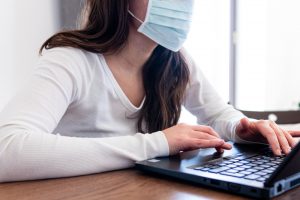 jovem realizando home office por conta do coronavirus