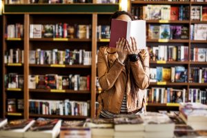 Mulher lendo livros sobre comportamento humano