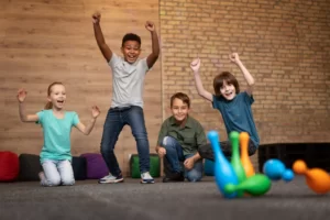 crianças de perfil comportamental diferentes brincando