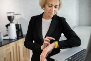 mulher trabalhando utilizando a Técnica Pomodoro