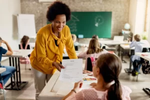 professor com perfil comportamental alinhado com as diretrizes da escola