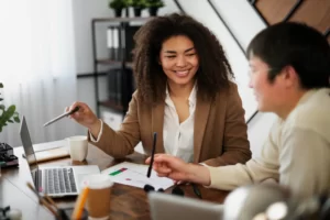 mulher de cabelos cacheados dando feedback no trabalho