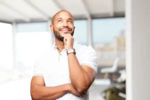 homem pensando em psicologia positiva na empresa