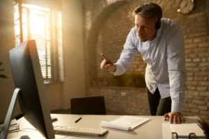 liderança autoritária