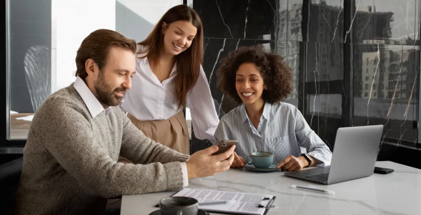 pessoas usando tecnologia para trabalhar com nr-1