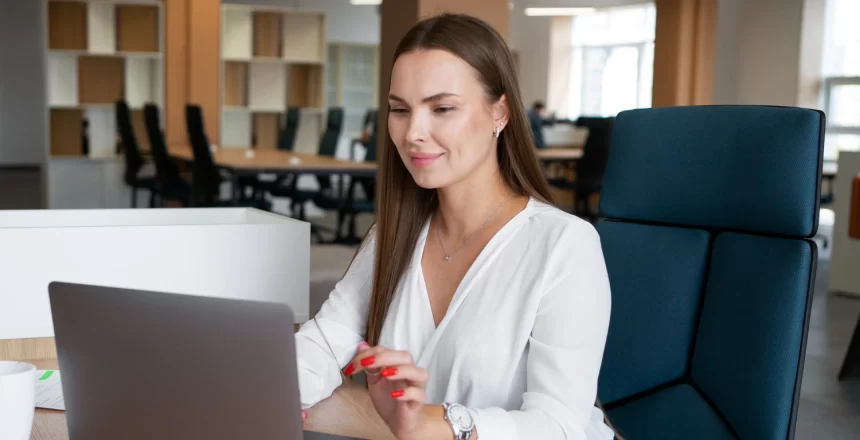 mulher trabalhando alinhada com propósitos da empresa