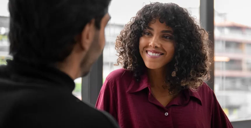 pessoas interagindo como vendedor de soluções