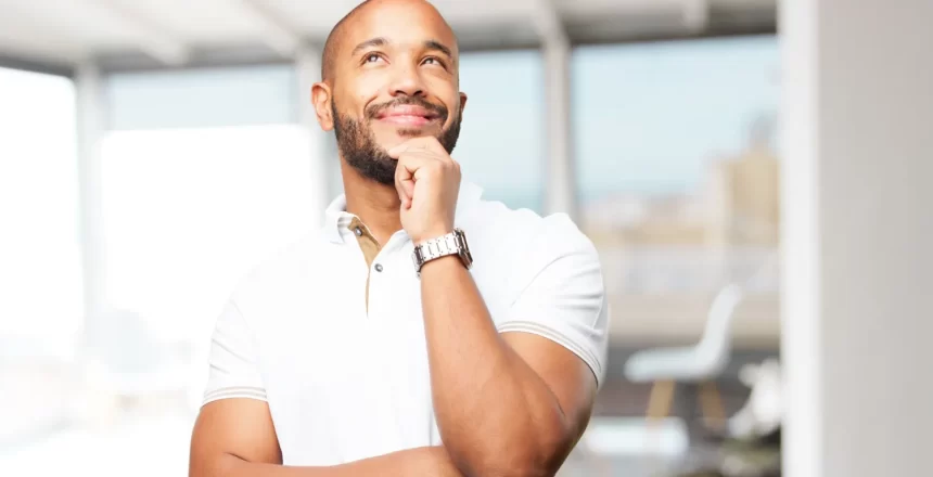 homem pensando em psicologia positiva na empresa