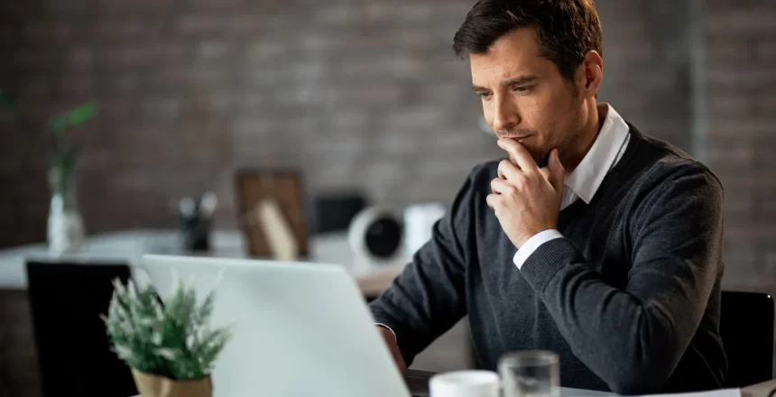 homem pensando em gatilhos mentais