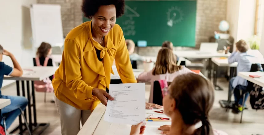 professor com perfil comportamental alinhado com as diretrizes da escola