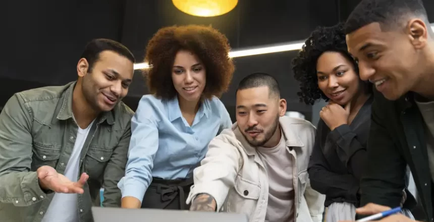 grupo de pessoas com perfis diferentes trabalhando