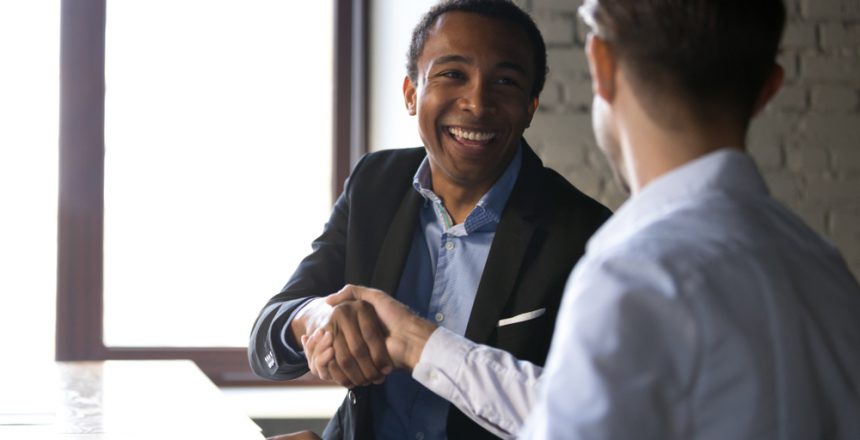 Coach fechando uma sessão de coaching através da análise de perfil comportamental