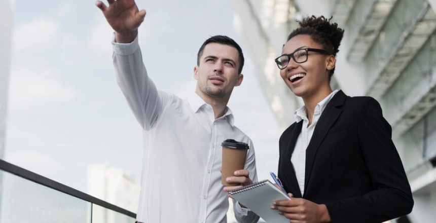 homem-de-negocios-gesticulando-com-a-mao_23-2148336959