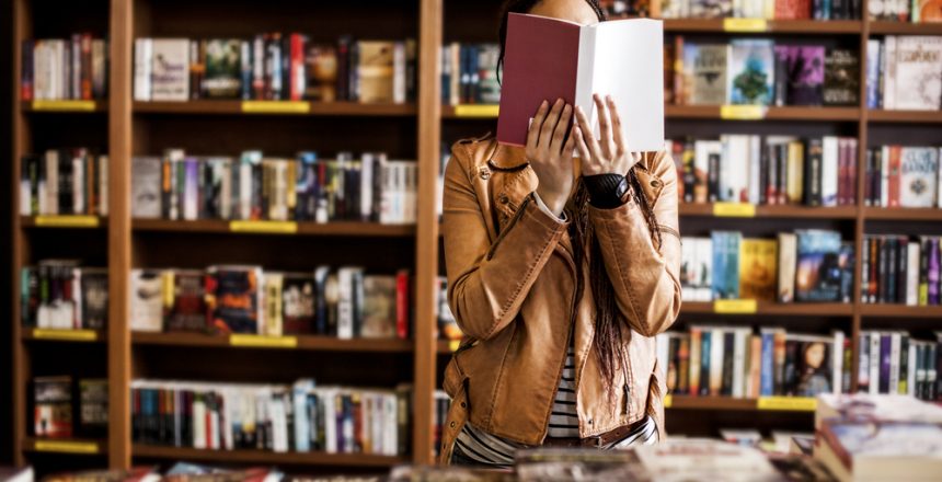 Mulher lendo livros sobre comportamento humano